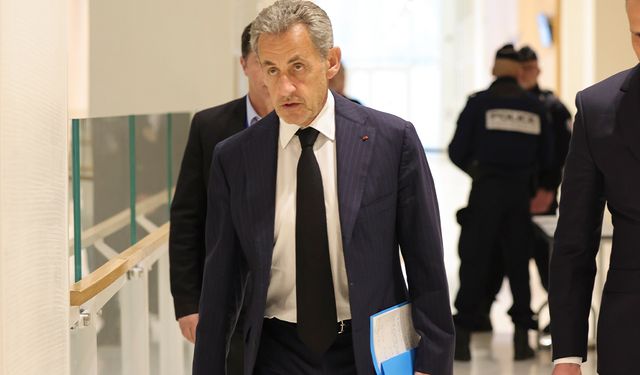 Eski Fransa Cumhurbaşkanı Sarkozy adli kontrol şartıyla serbest bırakıldı