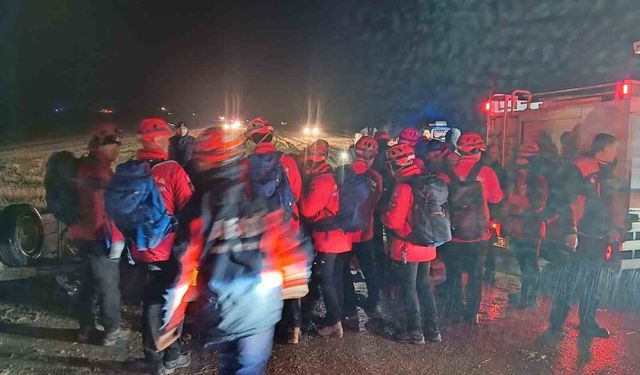 Ankara'da düşen uçağın parçaları geniş alana yayıldı