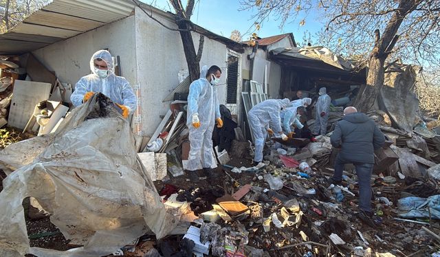 Ortahisar'da 3 çöp ev boşaltıldı