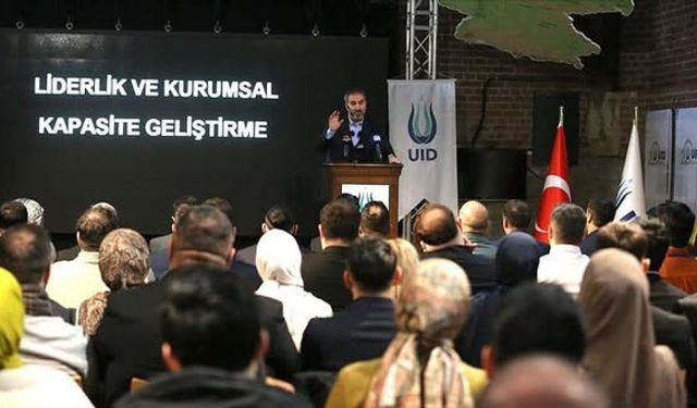 AK Parti Genel Başkan Yardımcısı ve Trabzon Milletvekili Mustafa Şen, Köln’de gençlerle buluştu