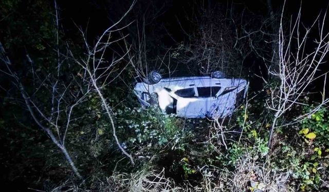 Artvin’de otomobil uçuruma yuvarlandı