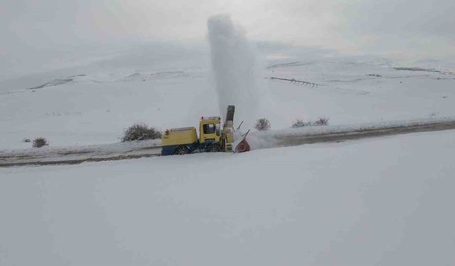 Bayburt'un köy yollarında karla mücadeleye başlandı