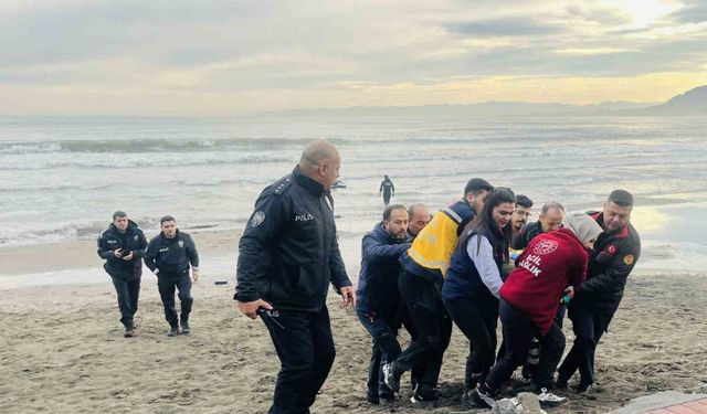 Denize atlayan kadını itfaiye kurtardı