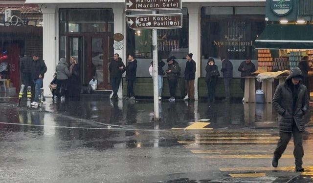 Diyarbakır’da aniden bastıran yağmur hayatı felç etti