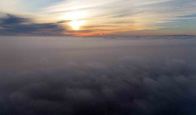 İstanbul sisle kaplandı, bulutların üstünde kartpostallık manzaraları görüntüledi