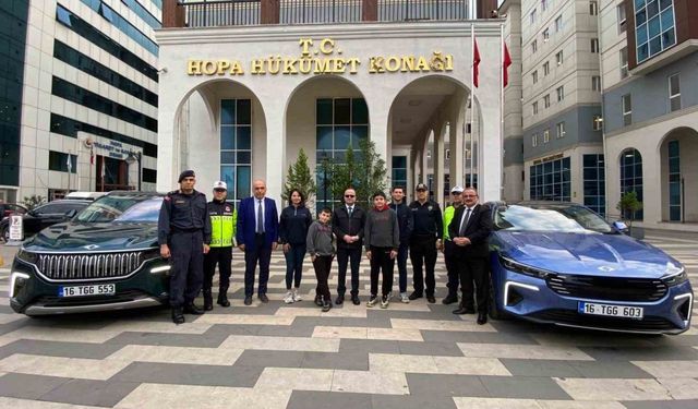 Kaymakamdan öğrencilere Togg’un yeni modeli ile şehir turu