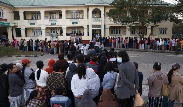 Myanmar halkı, 2021'deki askeri darbeden bu yana ilk kez oy kullanıyor