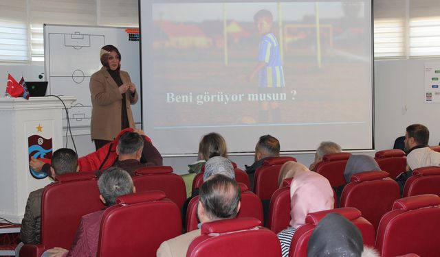 Özkan Sümer Futbol Akademisi’nde velilere pedagojik destek eğitimi