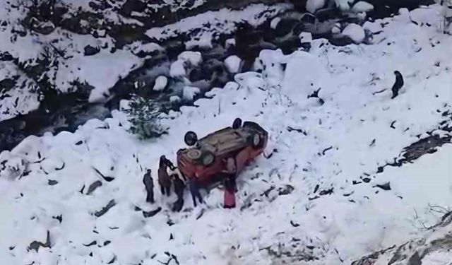 Kamyonet dere yatağına yuvarlandı: 5 yaralı