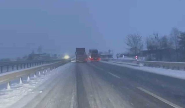 Karadeniz'i İstanbul'a bağlayan yolda kar yağışı etkili oluyor
