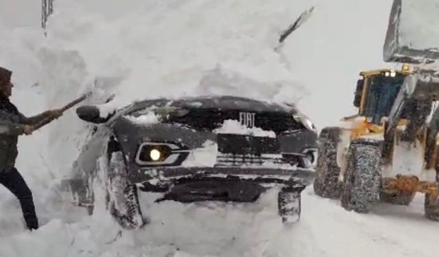 Eğribel Geçidi'nde bir araç yoldan çıkarak kara gömüldü