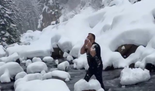 Kar ve soğuğa aldırmadı, ürününü tanıtmak için dereye girdi