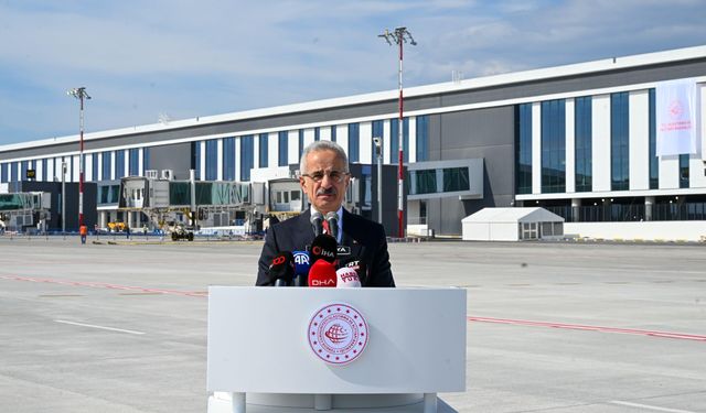 Bakan Uraloğlu: '12 aylık dönemde üst geçişler ile birlikte toplam 2 milyon 507 bin 399 uçak trafiğine ulaştık'