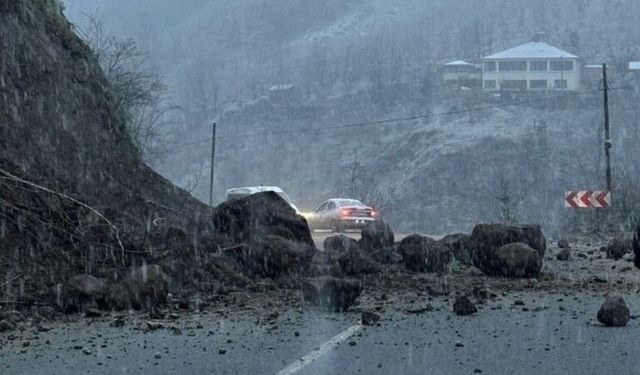Şalpazarı-Beşikdüzü karayolunda heyelan