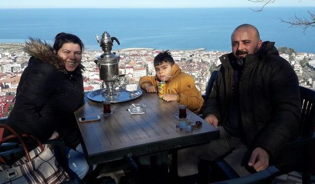 Aslen Trabzonlu olan çift gözyaşlarıyla uğurlandı