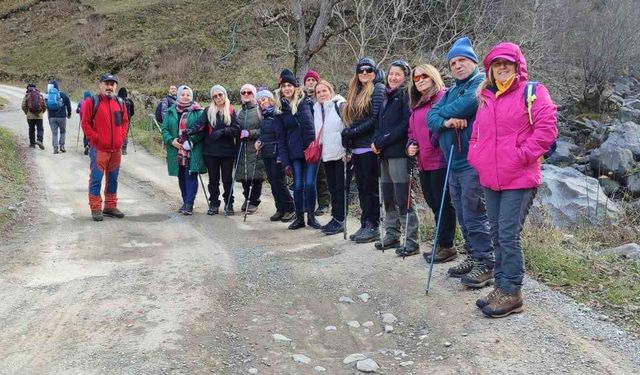 Asmasu Şelalesi'ne yürüdüler