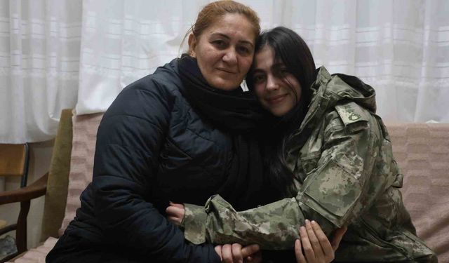 Depremzede Beliz'in, kendisine üşümesin diye montunu veren albayla görüşmesinde duygusal anlar yaşandı