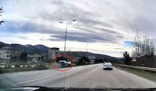 Elektrik direğine ardından Trabzon ve Samsun plakalı araçlara çarptı