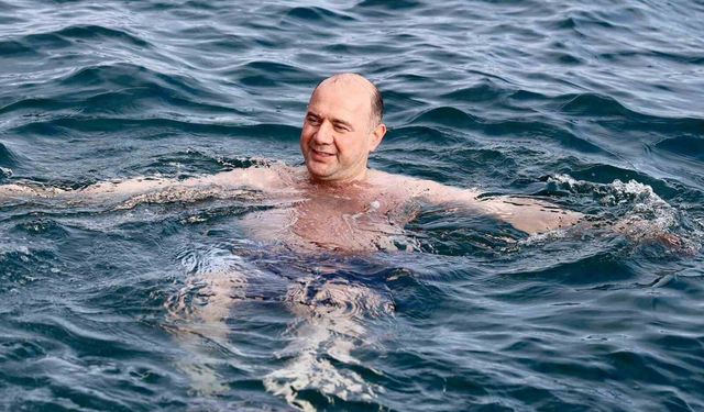 Giresun Valisi Serdengeçti'den kış ortasında deniz keyfi