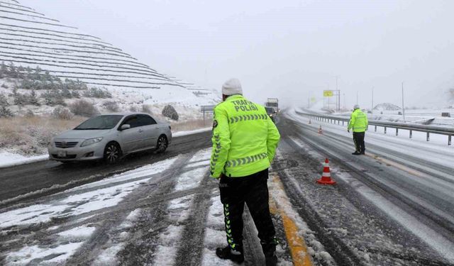 Meteoroloji'den Erzincan, Erzurum ve Bayburt için kuvvetli kar ve fırtına uyarısı