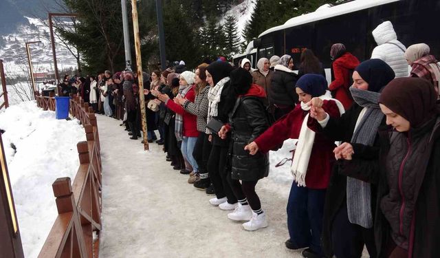 Uzungöl'ün çevresinde binlerce kişi horon halkası oluşturdu