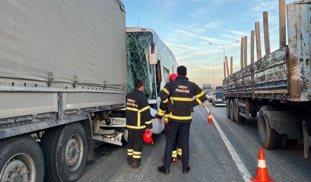 Trabzon plakalı yolcu otobüsü ile tır çarpıştı: 4 yaralı