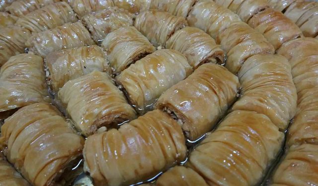 Karadeniz'in öne çıkan tatlıları arasında yerini alan Laz böreği ve gocaman gerdanı Ramazan'da daha çok ilgi görüyor