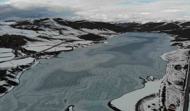 Sadak Baraj Gölü buz tuttu