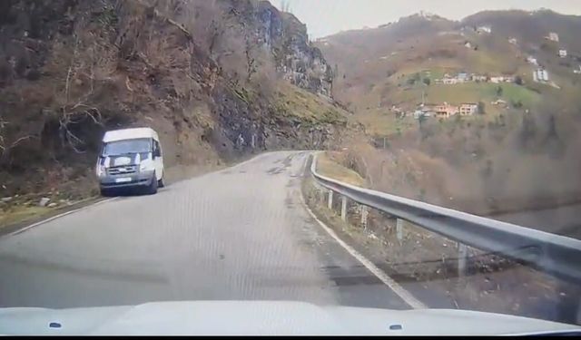 Trabzon'da öğrenci servisi kazası kamerada