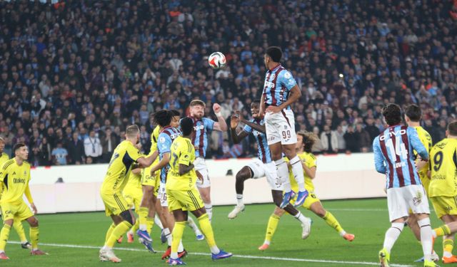 Trendyol Süper Lig: Trabzonspor: 2 - Fenerbahçe: 2 (İlk yarı)