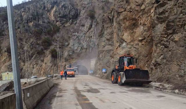 Gümüşhane'de heyelan sonrası kapanan yol yeniden ulaşıma açıldı