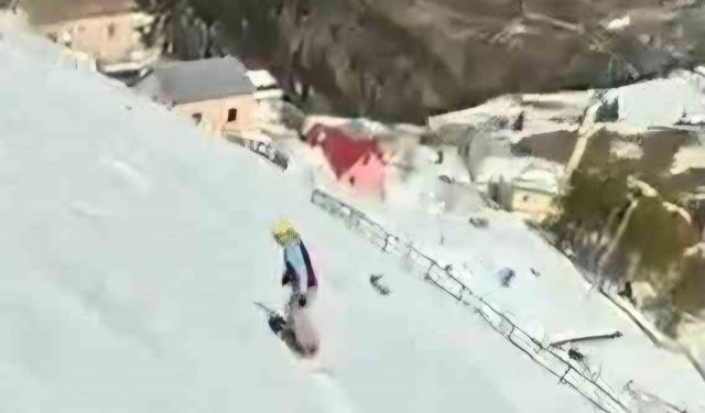 Araklı'nın karlı tepelerinde mahalle arasında snowboard keyfi