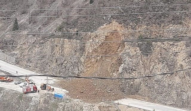Gümüşhane-Giresun karayolunda heyelan