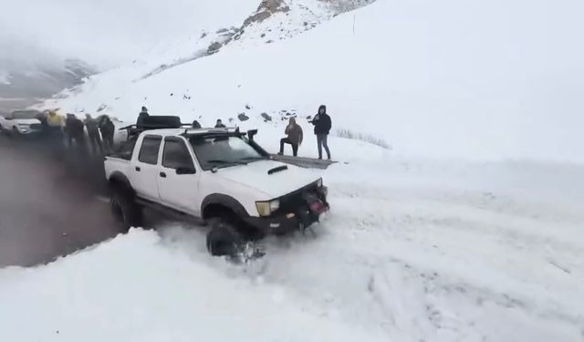 Trabzon-Bayburt karayolundaki çığa ilk müdahale off-road araçlarıyla yapıldı