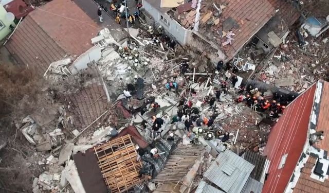 Fatih'te henüz bilinmeyen bir nedenle bina çöktü. Olay yerine itfaiye ekipleri sevk edildi.