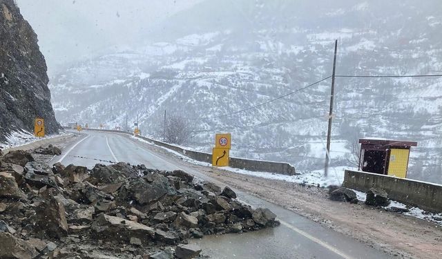 Heyelan karayolunu kapattı