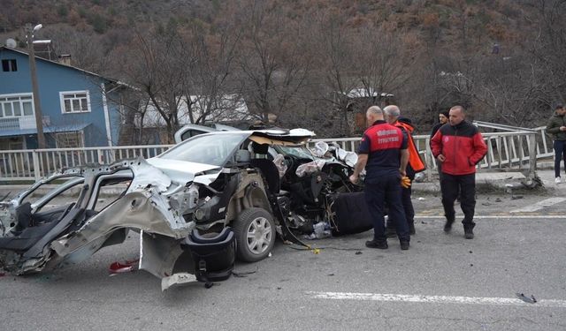 Hurdaya dönen araçtan sağ kurtuldular