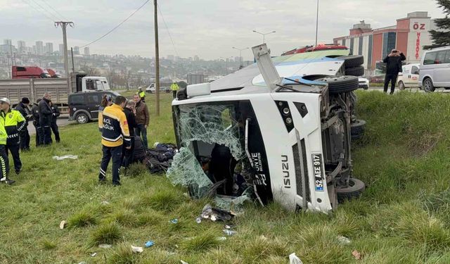 Öğrencileri taşıyan midibüs şarampole devrildi: 9'u öğrenci 15 yaralı