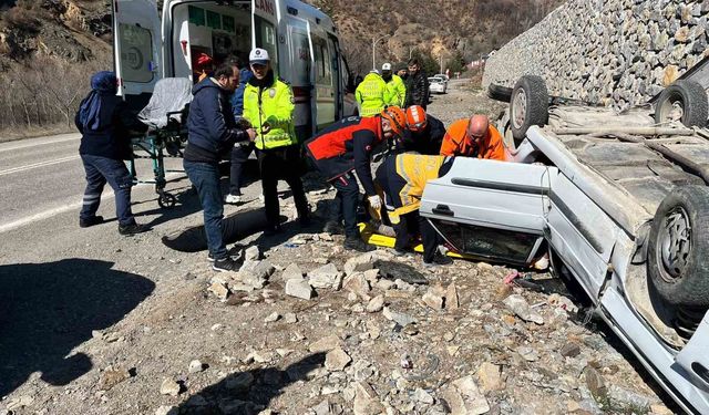 Trabzon'dan Gümüşhane istikametine giden otomobil ters döndü