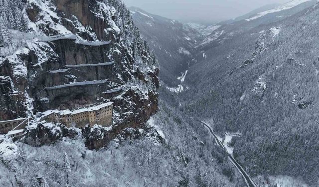 Sümela Manastırı beyaza, Altındere Vadisi sessizliğe büründü