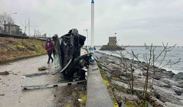 Takla atan otomobil beton bariyere çarparak denize uçmaktan kurtuldu
