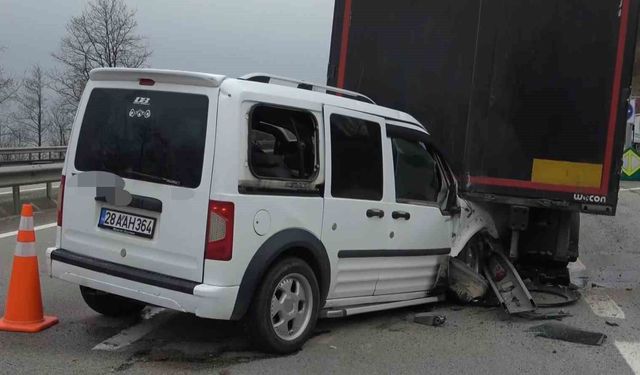 Tırın dorsesine çarpan hafif ticari araç hurdaya döndü