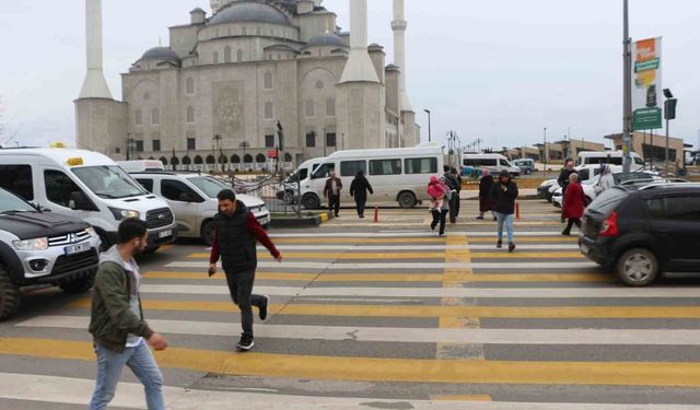 Üç şeritli yolda tehlikeli yaya geçidi korkutuyor