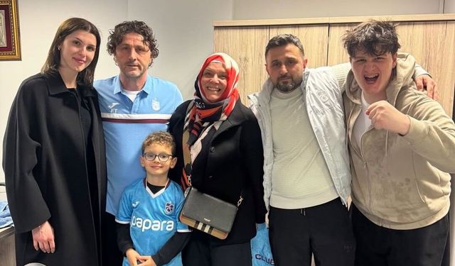 Kulislerde dikkat çeken kare: Aile duruşu sahaya yansıyor