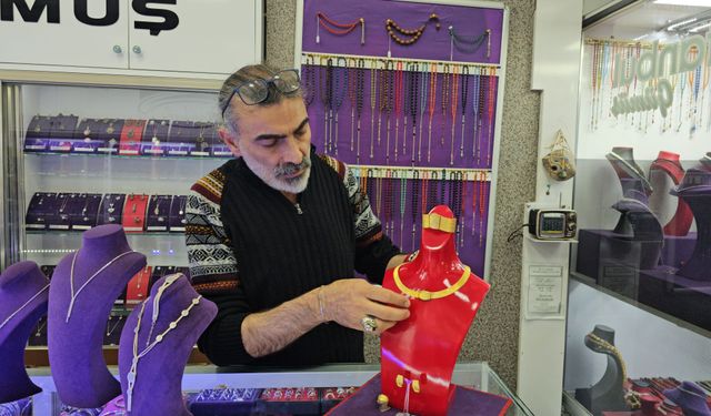 Evlenecek çiftler için Trabzon hasırı altın kaplama gümüş setler görücüye çıktı