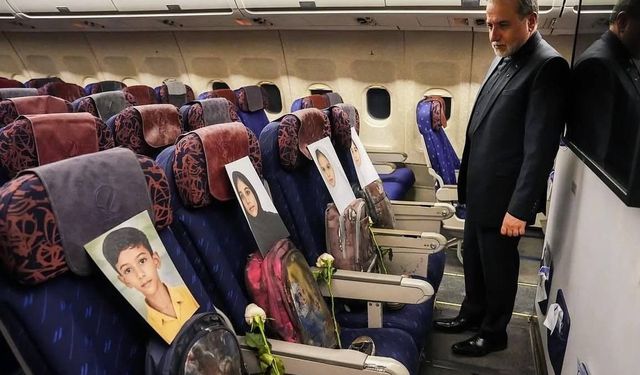 İran heyetinin uçağına ABD'nin Minab'daki saldırısında ölen çocukların fotoğrafları konuldu