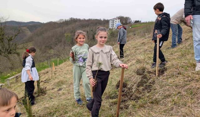 Köylerine hatıra ormanı kazandırdılar