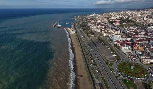 Trabzon'da sahil çamura bulandı