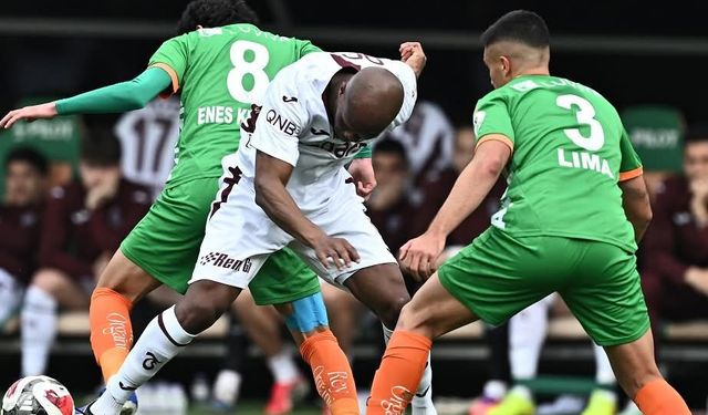 Trendyol Süper Lig: Corendon Alanyaspor: 0 Trabzonspor: 0 (İlk yarı)