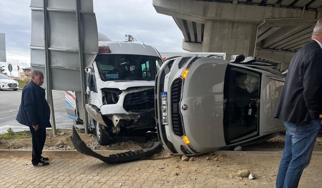 Trabzon’da dolmuş ile otomobil kafa kafaya çarpıştı